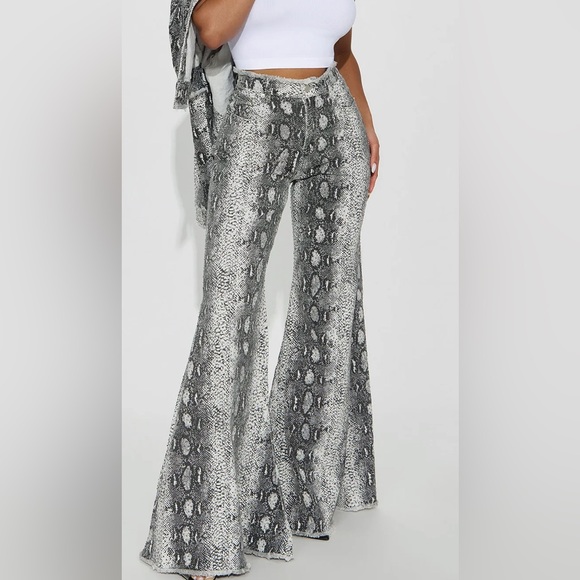 Fashion Nova Denim - Fashion Nova Sneak Around Rhinestone Bell Bottom Jeans White/Combo Size 1 NWT🖤🤍